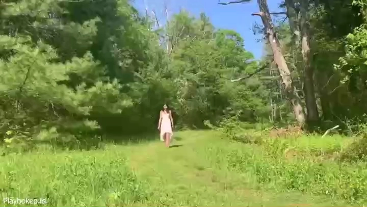 Thumbnail Main Dengan Pacar Di Hutan Dengan Gaun Putih